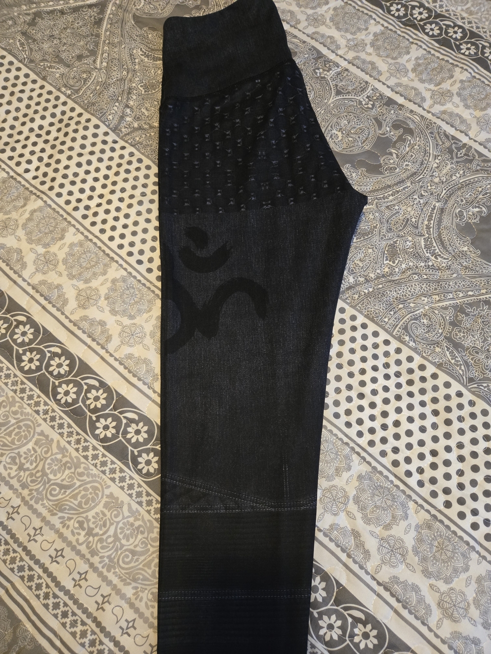 High-Waist Black Leggings with Multicolor Geometric Cuff - Picture 6 of 9